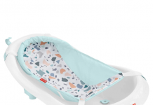 Top 5 Best Baby Bathtub Reviews giving a newborn a bath