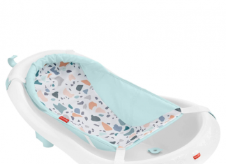 Top 5 Best Baby Bathtub Reviews giving a newborn a bath