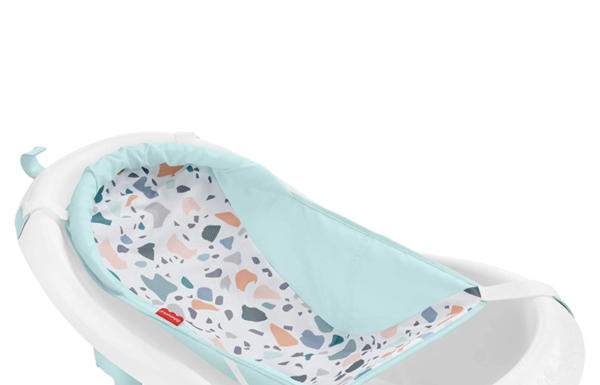 Top 5 Best Baby Bathtub Reviews giving a newborn a bath
